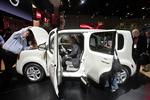 Her er alle døre klappet op i Nissan Cube, der skulle tilbyde god plads i sin firkantede kabine. 