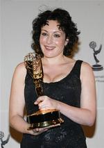 Sofie Gråbøls overkvinde, Lucy Cohu, fremviser stolt sin Emmy-pris. 