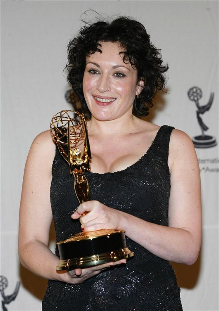 Sofie Gråbøls overkvinde, Lucy Cohu, fremviser stolt sin Emmy-pris. 