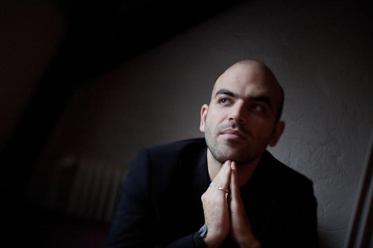»I Italien er dødsstraffen privatiseret. Mafiaen henretter ca. 100 mennesker hvert år«. På billedet ses Roberto Saviano, som er truet på livet efter at have udgivet en bog om Napoli's mafia. 