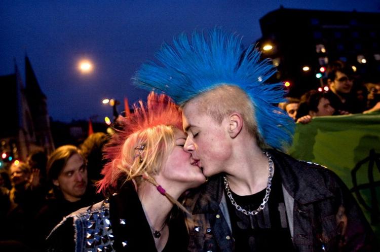 3. april 2008. Unge går gennem København og takker dem, der har støttet kampen for et nyt Ungdomshus. Demonstrationen er fredelig og slutter med en gadefest ved Nørrebrohallen. 