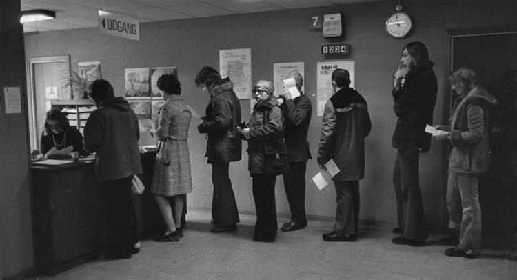 Køerne på arbejdsformidlingerne var lange i begyndelsen af firserne. Arkivfoto 