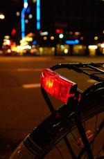 Politiet giver gaver til glemsomme cyklister. 