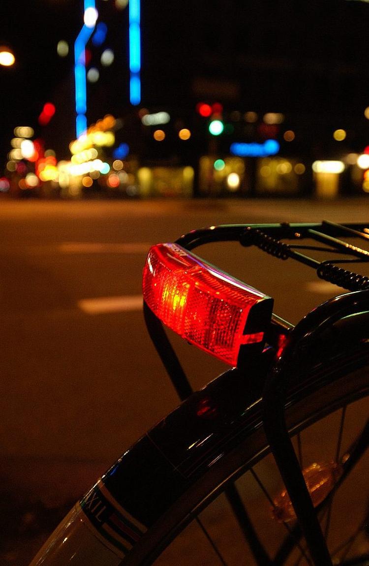 Politiet giver gaver til glemsomme cyklister. 