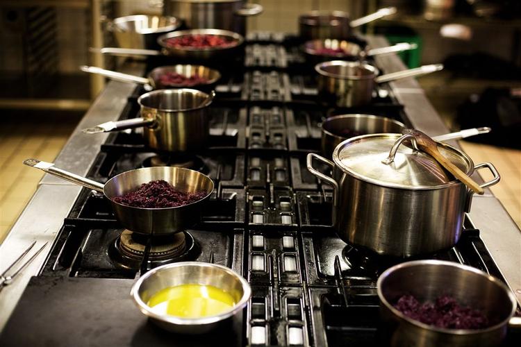 Gryderne med rødkål besatte alle blus på komfuret på Hotel- og Restaurantskolen i København. Men indholdet vakte ikke den store begejstring hos de tre dommere, som smagte på de varmede varer. 