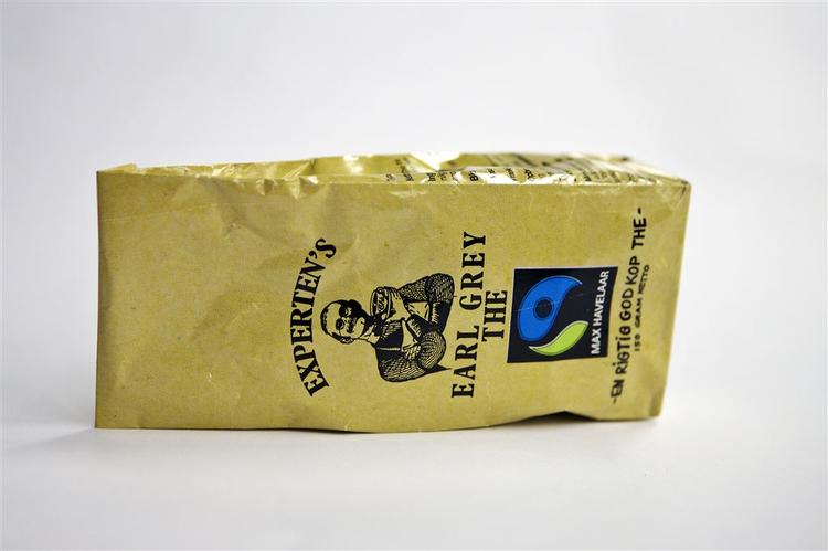 Bedre kommunikation. Denne pose Max Havelaar-te fra et supermarked i København giver »garanti« for anstændig pris og ordetlige arbejdsforhold til te-plukkere. Men ikke mere. Fairtrade-organisationen har opblødt formuleringen til en hensigtserklæring om, at plantagearbejdere skal have det bedre. 