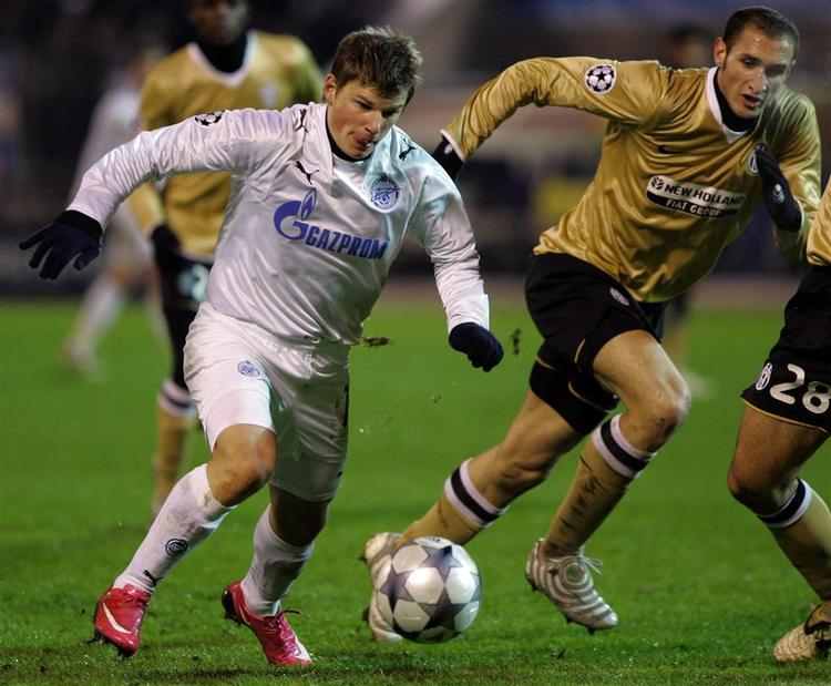 Zenits Andrej Arsjavin (til venstre) i nærkamp med Juves Giorgio Chiellini. 