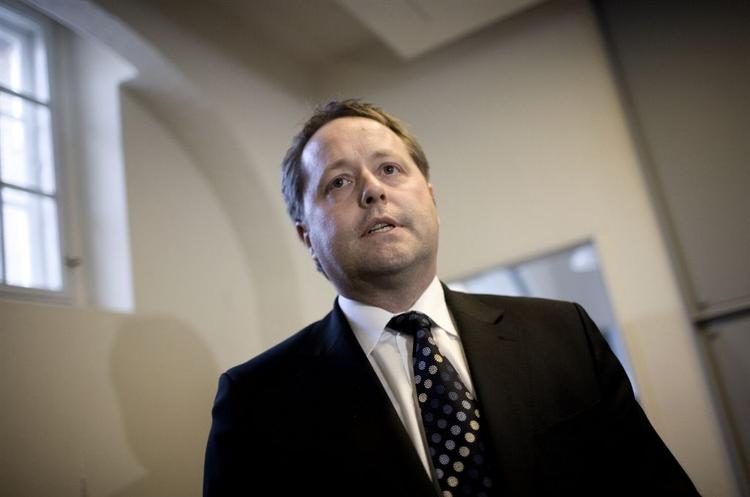Minister for Health Jacob Axel Nielsen (Lib) wants a report on methods of forcible restraint. 