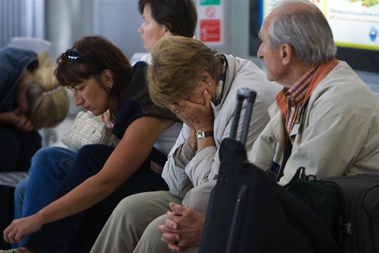 Omkring 3.000 passagerer er strandet i Thailands internationale lufthavn. 50 danskere befinder sig stadig i transitområdet. 
