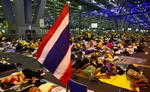 Omkring 3.000 passagerer er strandet i transitområdet i Bangkoks internationale lufthavn. 50 danskere er blandt dem. 