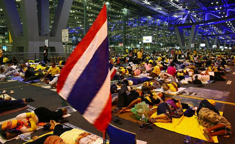 Omkring 3.000 passagerer er strandet i transitområdet i Bangkoks internationale lufthavn. 50 danskere er blandt dem. 