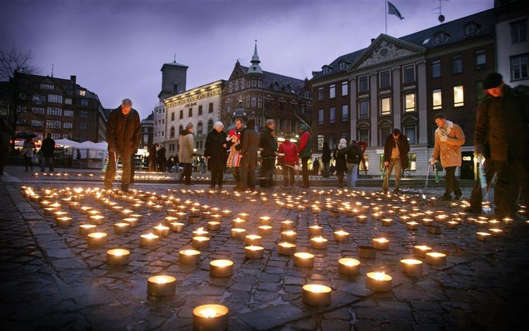 »Generelt virker det, som om Aids Fondet har mere travlt med at profilere sig selv end med at skrabe penge sammen til indsatsen mod hiv«. Billedet er fra aids-dagen i København , 2007 