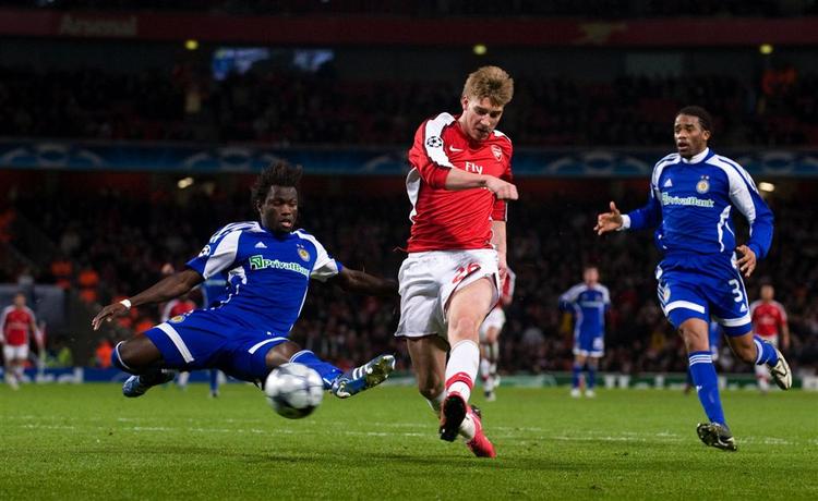 Nicklas Bendtner scorer Arsenals mål mod Dynamo Kiev. 