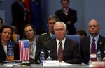 Robert Gates forbliver ifølge flere kilder på posten som forsvarsminister under Obama. Her ses Gates ved et ministermøde i Makedonien. 