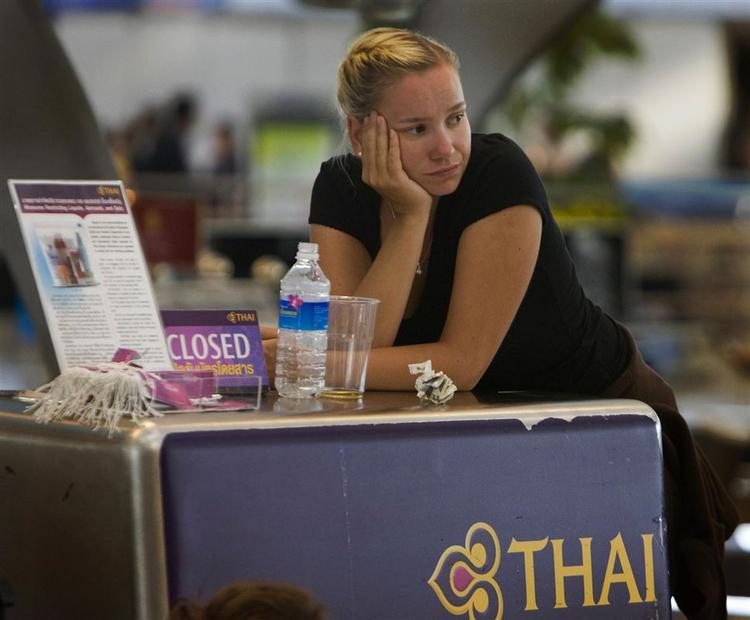 Et stort antal turister er strandet i Bangkoks besatte lufthavn. 