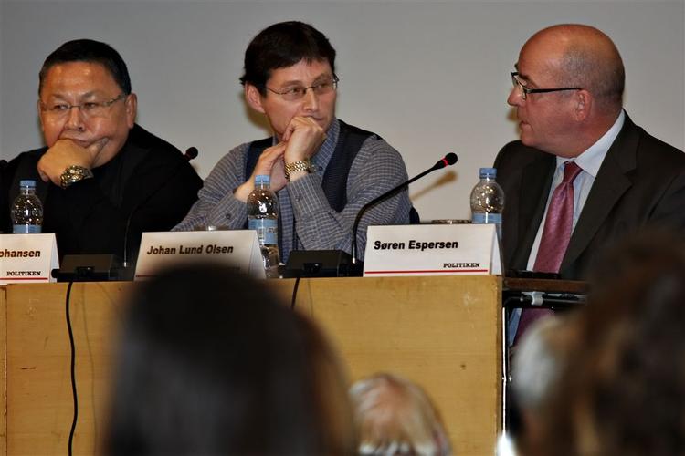 Søren Espersen (th.) fra Dansk Folkeparti i debat om Grønland med blandt andre to grønlandske politikere Lars-Emil Johansen fra Siumut (tv.) og Johan Lund Olsen fra Inuit Ataqatigiit (midten). 
