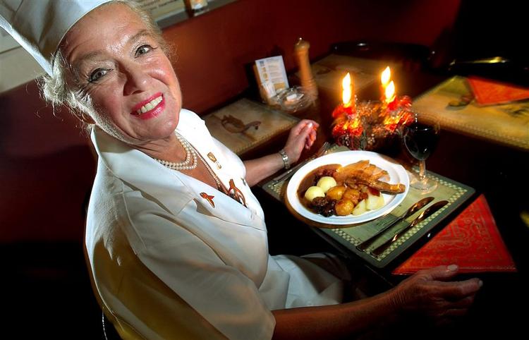 Danmarks smørrebrødsjomfru nr. 1, Ida Davidsen, præsenterer her en portion stegt juleand, som det vil tage en gennemsnitsperson 15 timers spadseretur at forbrænde. (Arkivfoto) 