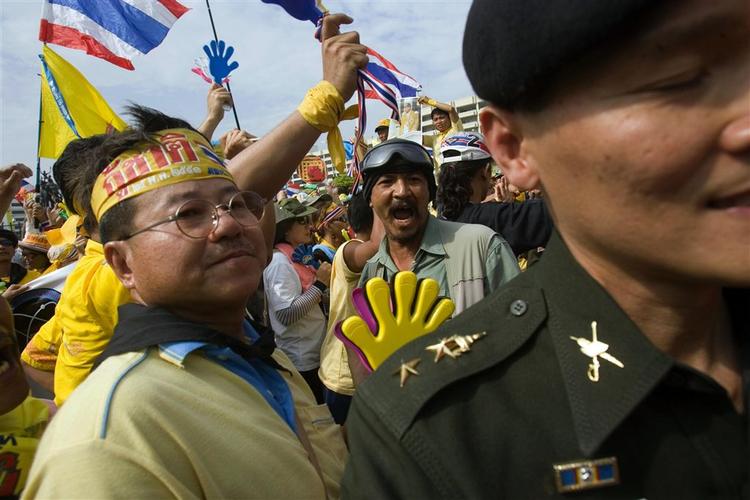 Thailand er ramt af store demonstrantioner med krav om regeringslederens afgang. 