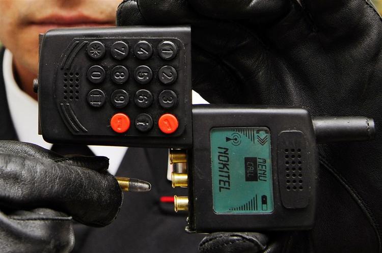 Mobiltelefonen ser ægte ud, men er i virkeligheden en pistol. 