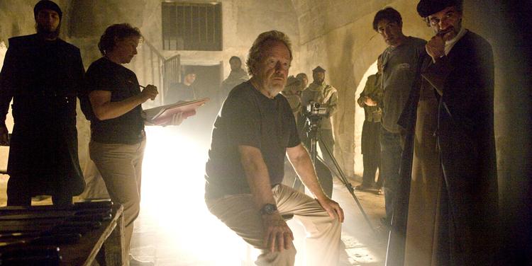 »Jeg ville helst have kaldt filmen for 'Penetration'«, røber Ridley Scott forud for premieren på Irak-dramaet 'Body of Lies', »men hver gang, jeg fortalte om det, var der nogen, der begyndte at fnise«. På billedet ses han sætte filmens centrale torturscene i stand. Foto: François Duhamel 