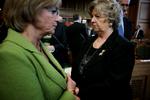 Pia Kjærsgaard mener, at Birthe Rønn Hornbech offentligt forholder sig til den irettesættelse, hun og velfærdsminister Karen Jespersen har fået af statsminister Anders Fogh Rasmussen. 