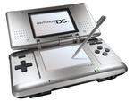 Til den lette. Spillene til Nintendo DS fylder stort set lige så meget som spillemaskinen selv. Det gør den let at have med at gøre. 