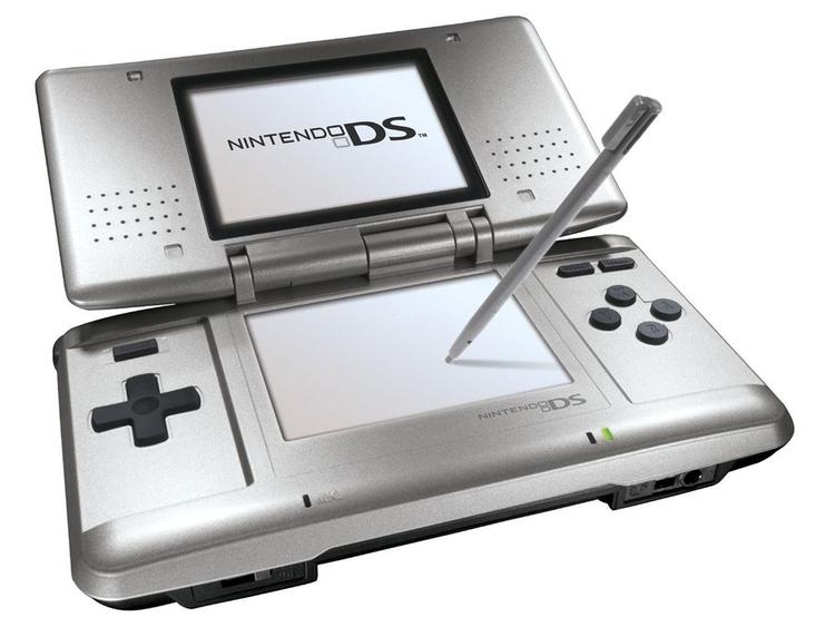 Til den lette. Spillene til Nintendo DS fylder stort set lige så meget som spillemaskinen selv. Det gør den let at have med at gøre. 