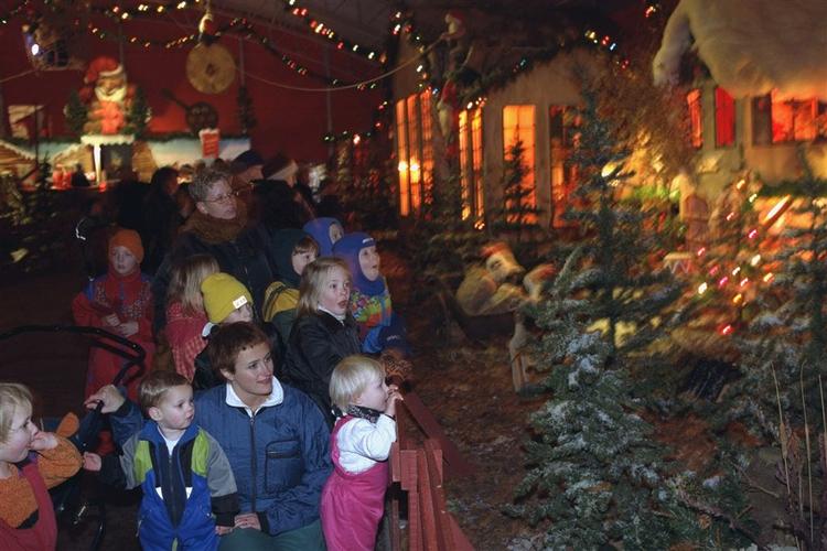 Israels Plads bliver omdannet til julemarked i starten af december måned, og Københavns Kommune tager dermed forskud på muligheden for at pladsen skal være sted for handelsboder og markeder i fremtiden. Billedet her er dog fra julemarked i Tivoli. 
