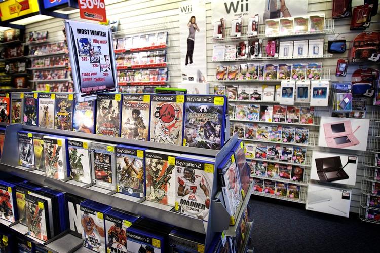 Hårde pakker. Politikens spilanmelder, Thomas Vigild, har været rundt på alle spil-hylderne og fundet frem til de bedste spil til julegaven uanset hvilken konsol eller pc, man har stående derhjemme. 