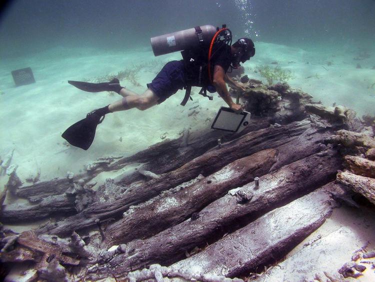 Arkæologer har fundet vraget af slaveskibet 'Trouvadore'. Egeplankerne er blevet nøje undersøgt, og forskerne udelukker, at der kan være tale om et andet skib end det spanske. Foto: AP/NOAA 