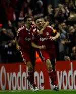 Steven Gerrard (til højre)  var på pletten for femte gang i mesterligaen i denne sæson. 
