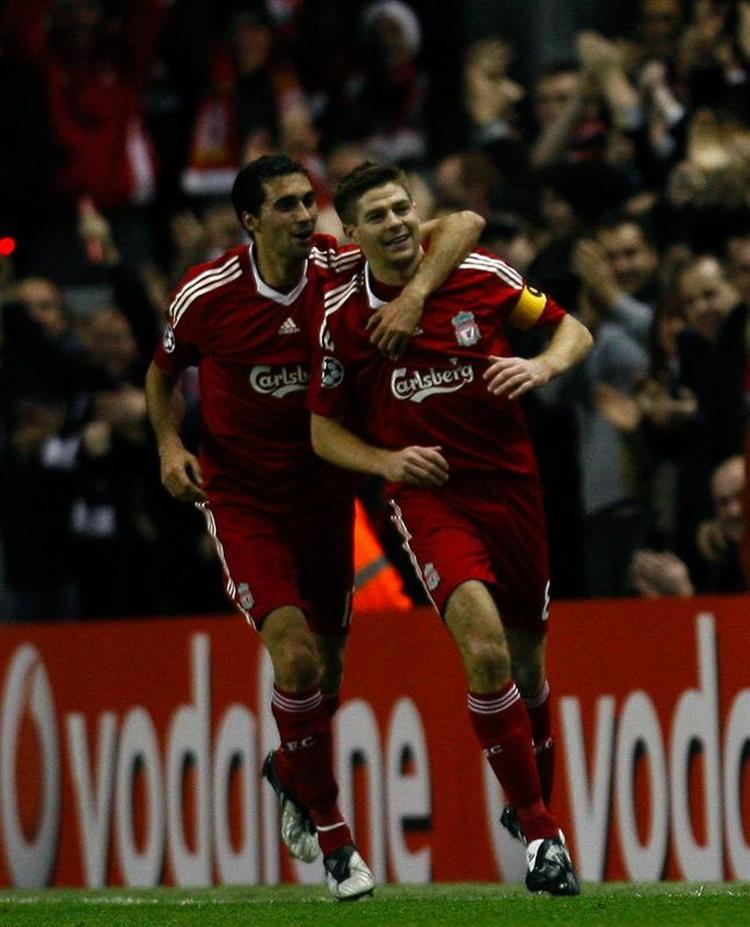 Steven Gerrard (til højre)  var på pletten for femte gang i mesterligaen i denne sæson. 