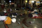 Den travle togstation Chhatrapati Shivaji blev angrebet og mindst 10 mennesker blev dræbt på stationen. Her ses efterladt baggage og blod på gulvet efter at passagerer måtte flygte fra uhyrlighederne. 