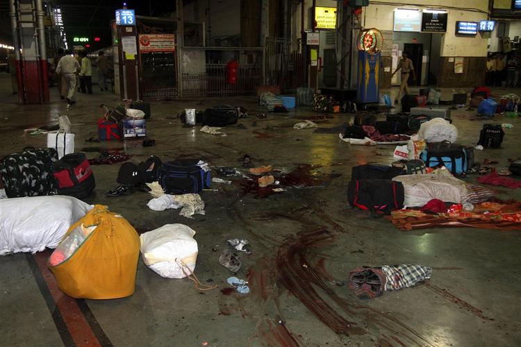 Den travle togstation Chhatrapati Shivaji blev angrebet og mindst 10 mennesker blev dræbt på stationen. Her ses efterladt baggage og blod på gulvet efter at passagerer måtte flygte fra uhyrlighederne. 