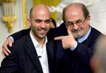 Forfatterne Roberto Saviano og Salman Rushdie (th.) er begge blevet truet på livet, fordi de har skrevet bøger, der trådte magtfulde samfundskræfter over tæerne. Savianos bog 'Mafiaen i Napoli' har betydet, at han er bevogtet 24 timer i døgnet. Salman Rushdie oplevede det samme gennem en tiårig periode, fordi det iranske præstestyre ikke brød sig om hans skildringer af islam i 'De sataniske vers'.  Foto: Claudio Bresciani/AP 