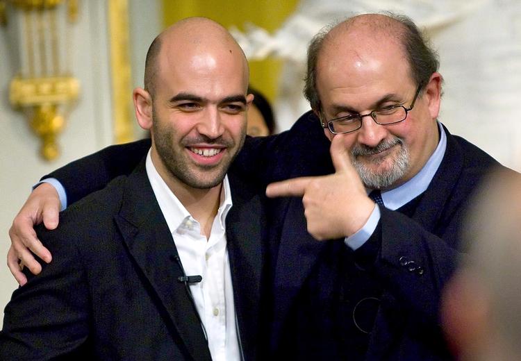 Forfatterne Roberto Saviano og Salman Rushdie (th.) er begge blevet truet på livet, fordi de har skrevet bøger, der trådte magtfulde samfundskræfter over tæerne. Savianos bog 'Mafiaen i Napoli' har betydet, at han er bevogtet 24 timer i døgnet. Salman Rushdie oplevede det samme gennem en tiårig periode, fordi det iranske præstestyre ikke brød sig om hans skildringer af islam i 'De sataniske vers'.  Foto: Claudio Bresciani/AP 
