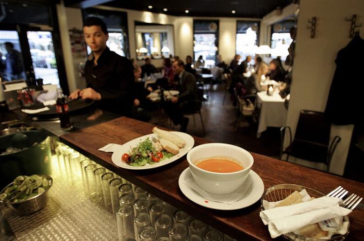 Slipsetække.Stedet er kendt for sin morgenmadstallerken og som frokoststed for mærkevareshoppere. 
