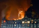 Hotel Taj Mahal - her fotograferet da dets brande var værst - er nu rømmet for såvel terrorister som gidsler. 