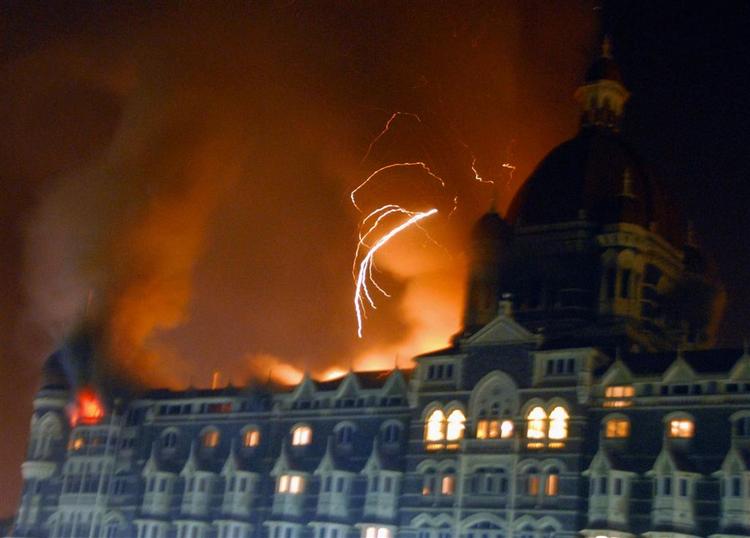 Hotel Taj Mahal - her fotograferet da dets brande var værst - er nu rømmet for såvel terrorister som gidsler. 