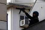 Soldat skyder mod jødisk centeri Mumbai, som er besat af terrorister. 