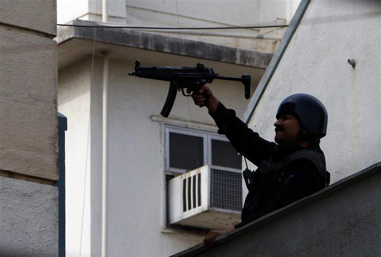 Soldat skyder mod jødisk centeri Mumbai, som er besat af terrorister. 