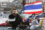 Flere tusind er fortsat strandet i Bangkoks to lufthavne. Forhandlinger mellem demonstranter og politi er gået i gang. 