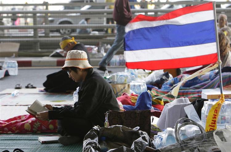 Flere tusind er fortsat strandet i Bangkoks to lufthavne. Forhandlinger mellem demonstranter og politi er gået i gang. 