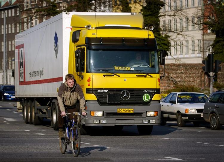 In Denmark, motorised traffic must give way to non-motorised traffic when turning right. 