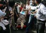 Gæster bliver evakueret ud af Oberoi-hotellet i Mumbai. 