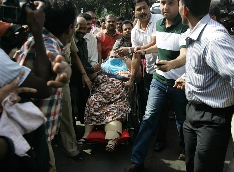 Gæster bliver evakueret ud af Oberoi-hotellet i Mumbai. 