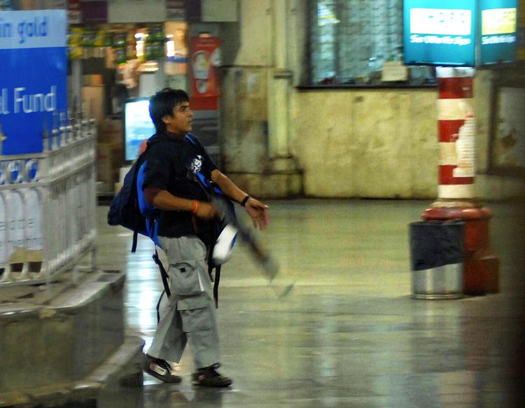Indiske medier viste i går flere billeder af de bevæbnede mænd, der deltog i de koordinerede angreb flere steder rundt i Mumbai. Her fra togstationen Chhatrapathi Sivaji Terminal. 