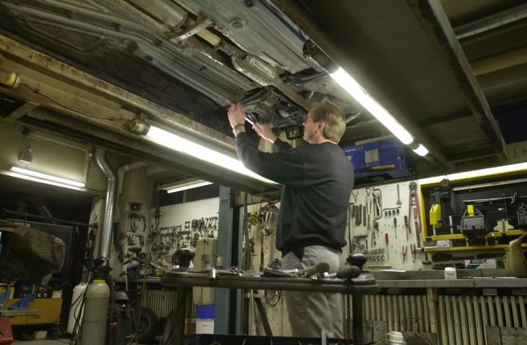 De frie værksteders branche-forening, Centralforeningen af Autoreparatører i Danmark (CAD), føler sig ikke ramt af kritikken, men kritiserer i stedet medierne for at have en tendens til at blæse tingene op. (Arkivfoto) 