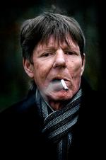F.P. Jac ved stadig ikke, hvordan en computer fungerer. Al skrivning foregår med fiberpen og elektrisk skrivemaskine. Men han skriver konstant. »Jeg ved ikke, hvad der ville ske, hvis jeg ikke kunne få lov til at skrive. Det tror jeg kun, hospitalet kunne fortælle mig«.  Foto: Miriam Dalsgaard 