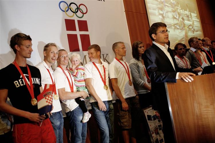 Det vakte stor overraskelse, da Brian Mikkelsen i slutningen af august modtog de hjemvendte OL-atelter og lovede dem skattefrihed for de penge, de modtager for deres medaljer. 